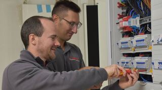 Juniorchef Steffen Heß (links) von Elektro-Hess und sein ehemaliger Umschüler Andreas Hudjakov, den er nach seiner erfolgreichen Ausbildung übernommen hat. Die beiden arbeiten gern als Team zusammen.