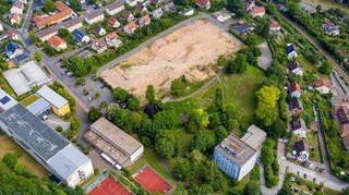 Auf dem Geländes des ehemaligen Krankenhauses wird das neue Viertel „Oben am Knackenberg“ entstehen. Das Archivbild zeigt das Gelände noch ohne den weit fortgeschrittenen Neubau der Sporthalle.