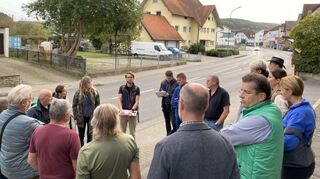 Beim ersten Rundgang im Rahmen des „Fußverkehrs-Check“ wurde unter anderem die Situation entlang der B 27 betrachtet und Ideen für Lösungsvorschläge gegeben.