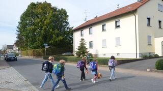Die Bürgermeister-Henn-Straße ist eine der Problemstellen, die im Rahmen des „Fußverkehrs-Checks“ ausgemacht wurden. Dort fehlt für die Kinder eine sichere Möglichkeit, beispielsweise ein Zebrastreifen, um die Straße sicher überqueren zu können.