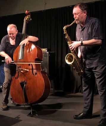 Bassist John Edwards und Saxophonist John Butcher brillierten auch als Duo im club w71 in Weikersheim.