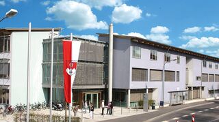 Das Bild zeigt die Kaufmännische Schule Bad Mergentheim in der Wachbacher Straße. Die Bildungseinrichtung des Landkreises feiert in diesen Tagen ihren 100. Geburtstag.