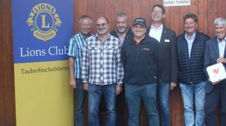 Bei der Übergabe des neuen Defibrillators: Vertreter des Lions-Clubs und Bürgermeisterin Anette Schmidt.