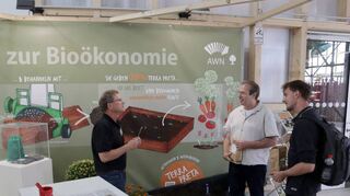Der AWN-Pressesprecher informierte am AWN-Stand auf der Bundesgartenschau über den Pflanzendünger Terra Preta.