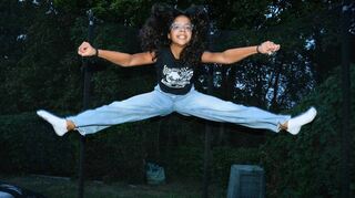 Sara springt auf dem Trampolin in einem Garten – obwohl die Zwölfjährige an der häufigesten Art von Kinderrheuma erkrankt ist.