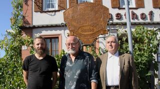 Die Initiatoren der Holztafel (von rechts): Gastronom Gerhard Schwab sowie die Künstler Heinz A. Theobald und Sascha Bartmann .