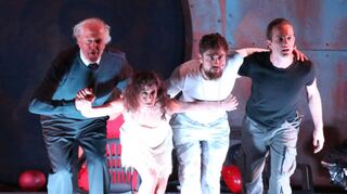 Mitfühlend oder verstörend-brutal: Die Lieder verstärkten die bedrückende Atmosphäre des Musicals „Woyzeck“ der Badischen Landesbühne.