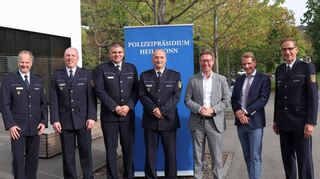 Das Polizeirevier in Mosbach hat einen neuen Leiter.. Das Bild zeigt (von links) Ersten Polizeihauptkommissar Jörg Reutter, Polizeipräsident Frank Spitzmüller aus Heilbronn, Polizeirat Andreas Hammer, Ersten Polizeihauptkommissar außer Dienst. Achim Küller, Oberbürgermeister Julian Stipp, Leitenden Oberstaatsanwalt Dr. Florian Kienle und Leitenden Polizeidirektor Markus Geistler.