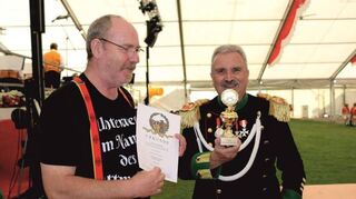 Schießleiter Michael Spachmann (links) erhält von Landeskommandant Oberst Jürgen Rosenäcker Pokal und Urkunde für den dritten Platz beim KK-Verbandsschießen.