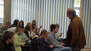 Alles digital: Die Schüler loggen sich direkt beim Quizportal ein und können nach gründlicher Lektüre des E-Papers die Tests am Smartphone oder Tablet absolvieren.
