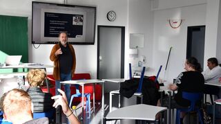 Wolfgang Berger erklärt das FN-Projekt „Faktenchecker“. Bei der Auftaktveranstaltung an der ZGB machten die Schüler von Lehrer Martin Strittmatter (r.) eifrig mit.