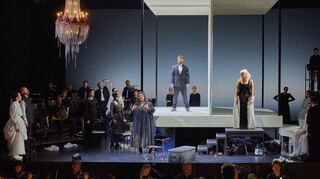 Die Oper „Elektra“ von Richard Strauss sprengt als gewaltige Tragödie fast den Rahmen der Blauen Halle als Ersatzspielstätte des mainfranken Theaters.