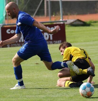 Dem FC Igersheim (in Gelb) droht die dritte Niederlage in Serie.