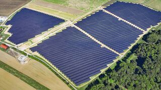 Rund 380 000 Quadratmeter – etwa 53 Fußballfelder – umfasst einer der größten Solarparks des Landes nahe Hof Sailtheim. Die Arbeiten sind abgeschlossen, es fehlt noch die Einspeisemöglichkeit.