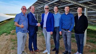 Lauda-Königshofens Bürgermeister Dr. Lukas Braun (Zweiter von links) beglückwünscht im Beisein weiterer Offizieller Belectric-Geschäftsführer Daniel Rehm (Vierter von rechts) zur Vollendung des großen Solarprojekts.