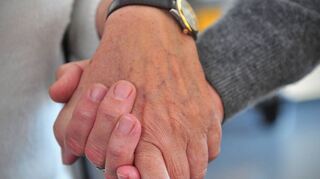 Hospizbegleiter stellen sich ganz auf die Wünsche der Betreuten und ihrer Angehörigen ein.