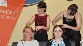 Erklärungen erfahrener Mitarbeiter und Ausbilder, praktische Übungen und viele Informationen erhielten Jugendliche beim „Abend des Handwerks“. Die Betriebe hatten sich mächtig ins Zeug gelegt, um ihre Ausbildungsberufe zu präsentieren.