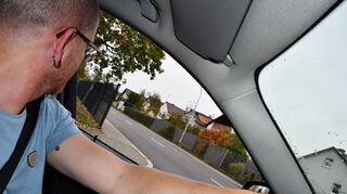 Einst hatten Autofahrer hier freie Sicht in die Wertheimer Straße Richtung „Rewe-Kreisel“; nun zwingt der Zaun dort die Passanten zu höherer Aufmerksamkeit.