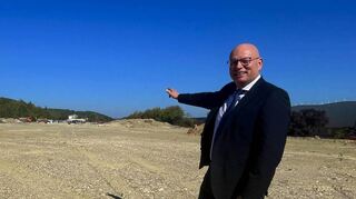 Hier entsteht Großes: Gregor Baumbusch zeigt, wo das neue Logistik- und Fertigungszentrum gebaut wird. Rund 70 Millionen Euro investiert Weinig in Tauberbischofsheim.