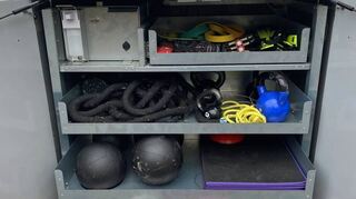 Noch ein Teil des Projekts „Sport für alle“: die Sportbox im Sennfelder Brückengarten. Sie kann von jedem gebucht werden.