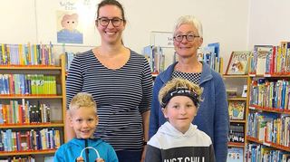 So gelingt der Lesestart: Mit der Schultüten-Aktion der Bad Mergentheimer Stadtbücherei. Denis Amann und Rosemarie Lux überreichten die Preise an Max Tatusch und Hannes Heckmann (vorne von links).