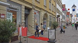 Mit drei kleineren Geschäften, darunter zwei in Bad Mergentheim (Bild) und einem in Künzelsau, macht die Familie Kuhn weiter. Ob die leerstehende „Gerry Weber“-Filiale in der Burgstraße 2024 noch hinzukommt, ist aktuell unklar. Tochter Maike Kuhn wird die Geschäfte führen, ihr Bruder Johannes wechselt die Branche.
