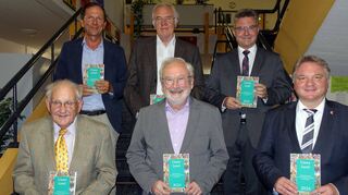 Herausgeber und Förderer sind stolz auf die neue Ausgabe des Heimatkalenders „Unser Land“ für 2024. Das Bild zeigt (vorne, von links) Karl Heinz Neser, Karl Wilhelm Beichert und Bürgermeister Achim Walter, hinten Klaus Welzel, Gerhard Layer und Landrat Dr. Achim Brötel.