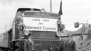 Bahnthemen spielen in „Unser Land 2024“ eine große Rolle, zum Beispiel mit einem Beitrag von Hans Slama zur Odenwaldbahn. Die historische Aufnahme entstand bei der letzten Fahrt der Nebenbahn Mosbach-Mudau im Jahr 1973.
