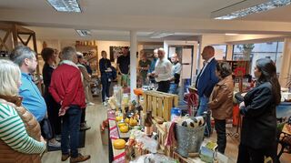 Walldürner Unternehmen tauschten sich beim „Get-together“ in „Marja’s Käseladen“ aus. Dabei probierten die Besucher zahlreiche Käsesorten aus Holland und Wein aus der Region.