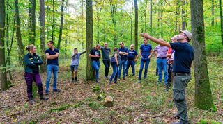 Kompetent behandelte Revierförster Timo Renz (rechts) beim Waldbegang des Markelsheimer Ortschaftsrates die Themen Klimawandel, Dürreschäden und Forstbetriebsplan.