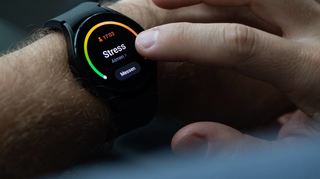 Die Smartwatch schlägt Alarm. Doch auch ohne technische Hilfsmittel kann man Stress erkennen und behandeln.