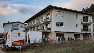 Die Übernahme des Pflegedienstes „Vital“ ist abgeschlossen. Die Feier fand am Standort im Mühlweg vor der „Hand in Hand“..