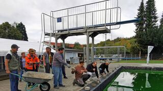 Beim Einwintern des Welzbach-Bads packten am vergangenen Samstag viele Helfer mit an.