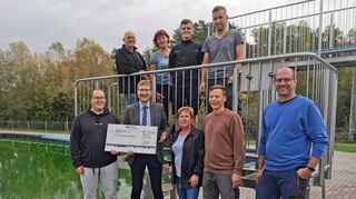 Die Vorstandsmitglieder des Schwimmbad-Fördervereins überreichten am Samstag an Bürgermeister Georg Wyrwoll (vorn, Zweiter von links) die großzügige Spende.