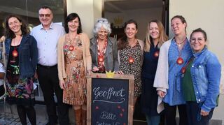 „Der Laden“ des Familienzentrums „Komm“ wurde am Samstag in der Creglinger Hauptstraße 34 eröffnet. „Verschenken statt wegwerfen“ lautet das Motto. Im Bild das Komm-Team zusammen mit Bürgermeister Uwe Hehn, der das Engagement der Beteiligten würdigte.