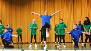 Schön anzusehen, weil gut geübt: der „Monkey Dance“. Mit einem bunten Programm feierte die Eduard-Mörike-Schule ihr 50-jähriges Bestehen.