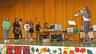 Musizieren mit Orff-Instrumenten und Blockflöte.