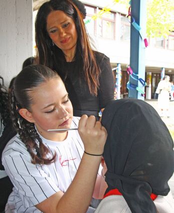 Beim Kinderschminken schaute auch Schulsozialarbeiterin Sevim Karakoc (hinten) interessiert zu.