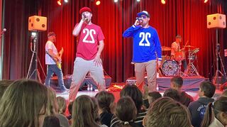 Die Band „Zweierpasch“ rund um die Zwillinge Till (rotes T-Shirt) und Felix (blaues T-Shirt) Neumann trat am Dienstag in Adelsheim auf.