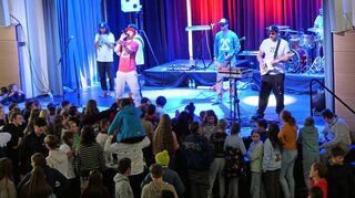 Rund 1000 Schüler waren beim Konzert in der Eckenberghalle.
