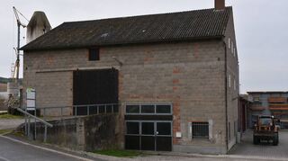 Der in Röttingen als „Brücknerscheune“ bekannte Bauhof mit Eternitplatten soll saniert werden, das erste Auftragsvolumen beträgt knapp 40 000 Euro.