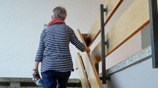 Das Treppengeländer im „Dietz-Bau“ entspricht nicht mehr den Vorschriften und muss ausgetauscht werden.