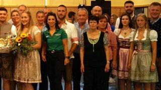 Die Tanzpaare des Hammeltanzes mit Schäferin Ramona Haberkorn und Hammel Hansi.