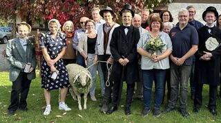 Die Kerwegesellschaft mit den Tanzpaaren. Sieger des Hammeltanzes wurden Heike und Heiko Weimer (Mitte).