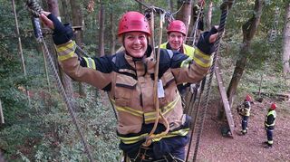 In der Höhe trainierten Mitglieder der Wertheimer Feuerwehr im Kletterpark „Silvestria“ in Bettingen.