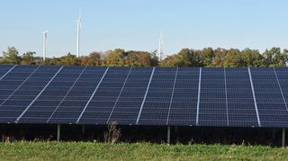 Die Stadt Creglingen will keine weiteren Windvorrangflächen auf ihrem Gemeindegebiet. Man setzt künftig mehr auf Freiflächen-Photovoltaik, wie hier in Frauental. Bei Windrädern hingegen habe man sein Soll erfüllt.