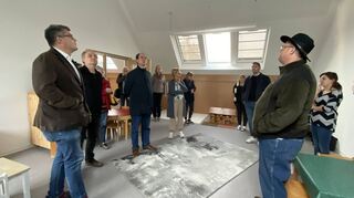 Vom neuen, modernen Gruppenraum und der 1,1 Millionen-Euro-Investition im Kindergarten St. Josef in Lauda machten sich die Gemeinderäte der Stadt Lauda-Königshofen zusammen mit Bürgermeister Dr. Lukas Braun ein Bild. Angesprochen wurden dabei auch die Temperaturen im Dachgeschoss sowie der Lärmschutz.