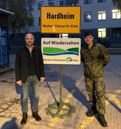 Bürgermeister Stefan Grimm (links) und Oberleutnant Marvin freuen sich über ein Stück Heimat in Litauen.