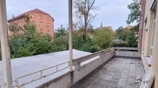 Das alles ist in Kürze Geschichte: dieser Blick vom alten Carolinum auf das ehemalige Zollamt (linkes Bild), das Treppenhaus mit seinem besonderen Fußbodenmosaik (Mitte) und die ausgeräumten Betten (rechts).