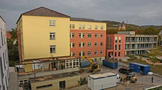 Die Abbrucharbeiten haben begonnen. Das Pflegeheim Carolinum „Nummer 2“ (Mitte) wird abgerissen. Die „Nummer 3“ ist bezogen; rechts der Kindergarten.